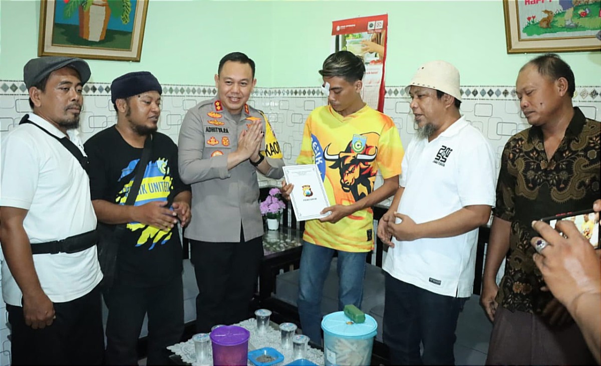 Kapolres Gresik AKBP Adhitya Panji Anom saat menjenguk Korban Luka Bentrokan di Stadion Gelora Joko Samudro (Foto: Humas Polres Gresik for jatimnow.com)   