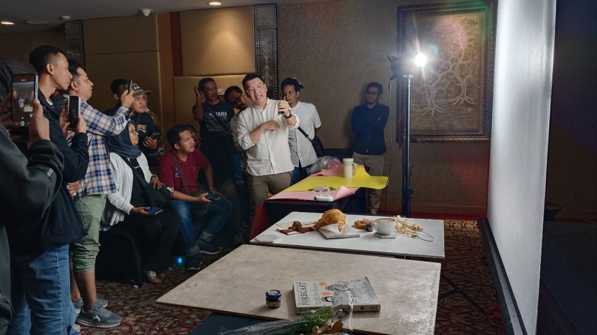 Suasana belajar mobile fotografi, praktik foto produk makanan bersama Jiewa Vieri. (Foto: Misbahul Munir/jatimnow.com)