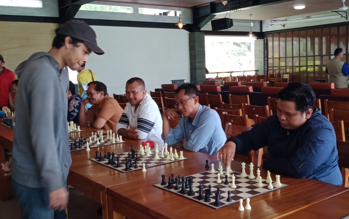 Seksi Ikatan Wartawan Olahraga (SIWO) Kota Batu dari Persatuan Wartawan Indonesia (PWI) Malang Raya menggelar Catur Silaturahmi 2023 di Taman Rekreasi Selecta. (Foto: Gerhana/jatimnow.com)