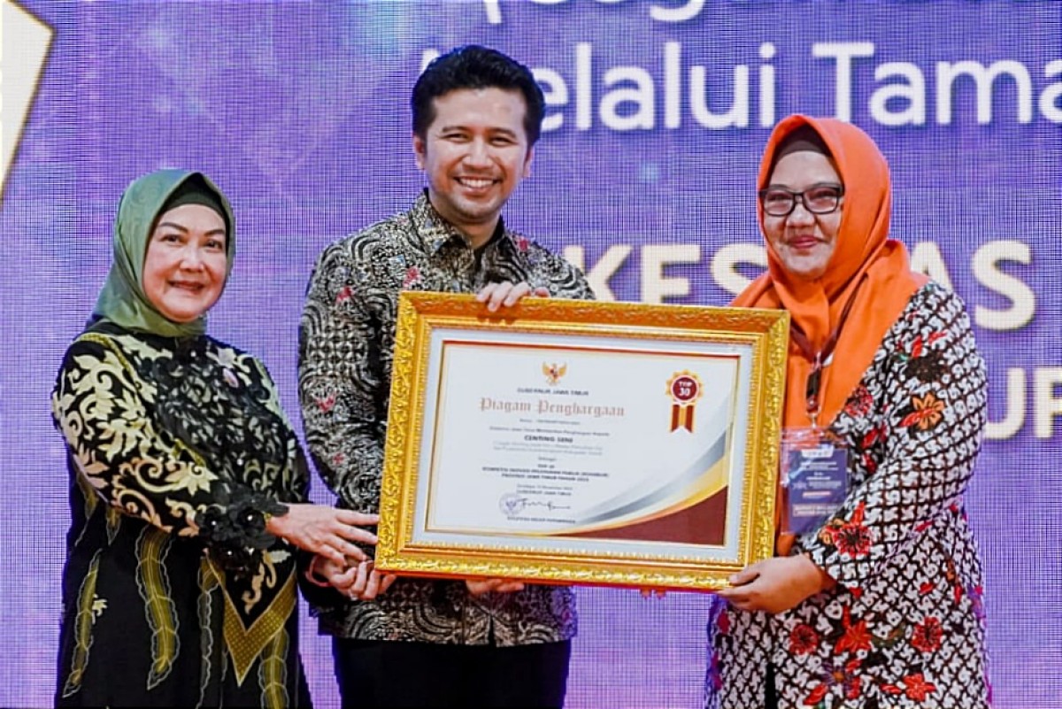 Wakil Bupati Gresik Aminatun Habibah (kanan) saat menerima penghargaan Inovasi Pelayanan Publik (KOVABLIK) Provinsi Jawa Timur tahun 2023 (Foto: Humas Pemkab Gresik for jatimnow.com))