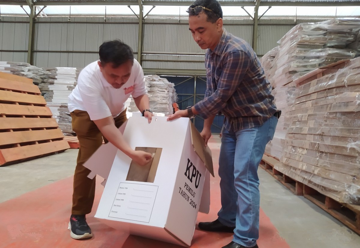 Pengecekan logistik Pemilu 2024 di gudang KPU Bangkalan. (Foto: Fathor Rahman/jatimnow.com)