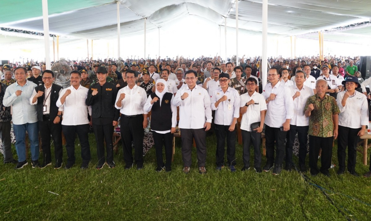 Menteri Pertanian (Mentan) Republik Indonesia, Andi Amran Sulaiman mengikuti kegiatan panen sekaligus tanam padi di Tuban (Foto: Humas Petrokimia Gresik)