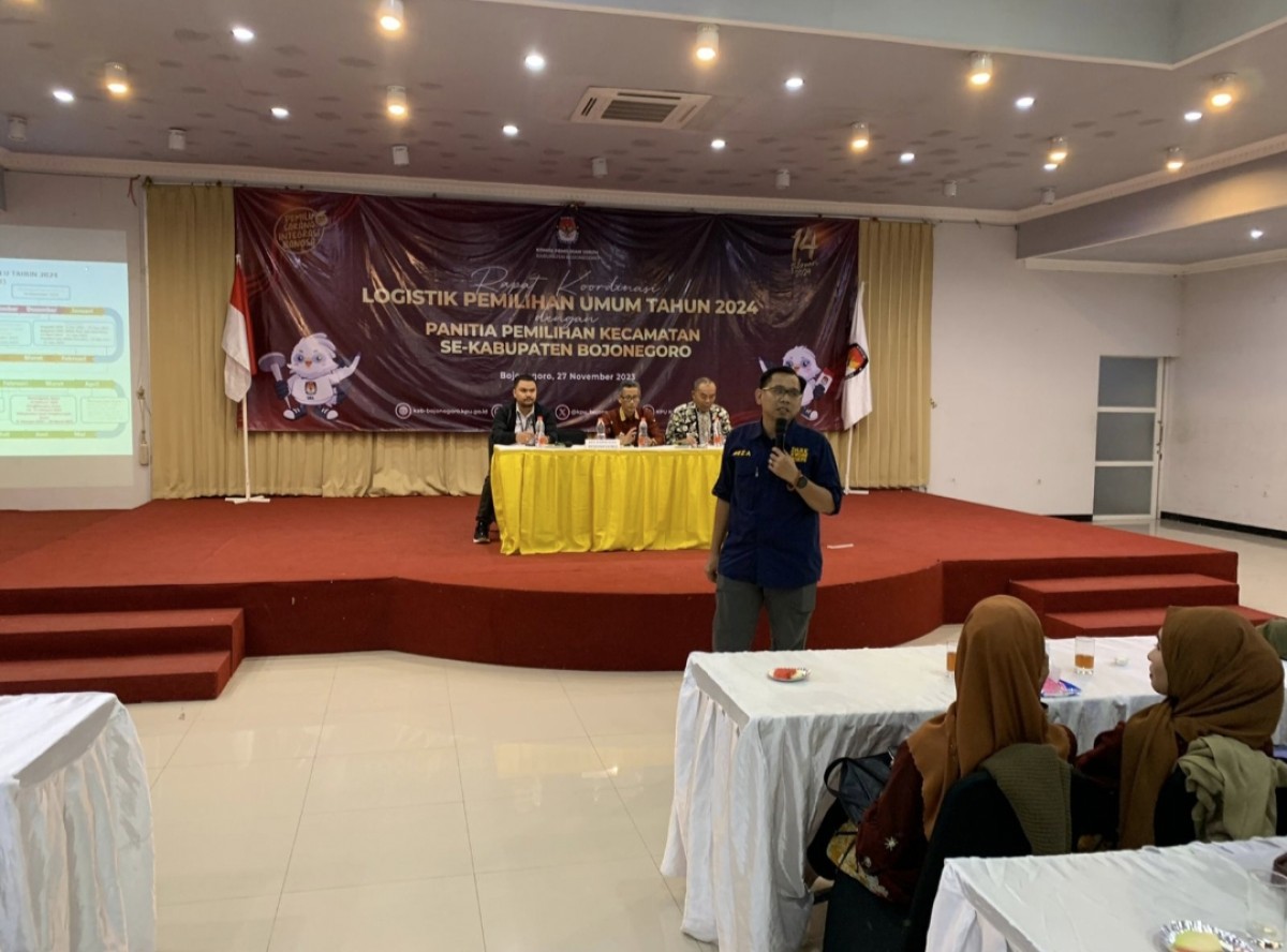 Kasi Intel Kejari Bojonegoro Reza Aditya Wardana saat memberikan materi peran kejaksaan dalam pengawas pada Pemilu 2024 (Misbahul Munir/jatimnow.com)