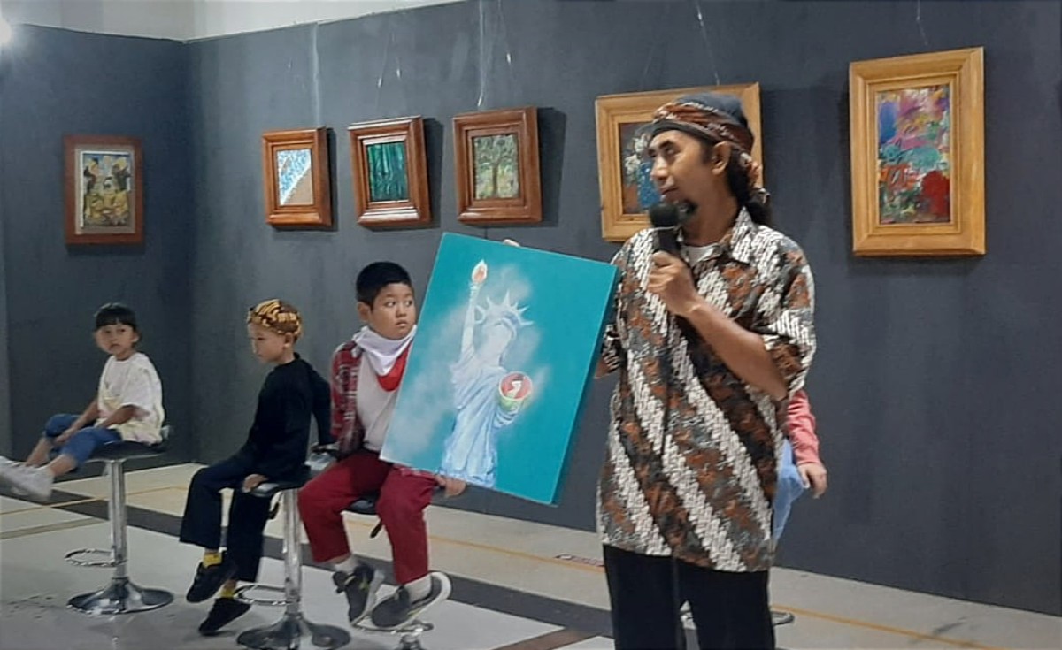 Kurator sekaligus pendiri Sanggar Daun, Arik S. Partono saat membuka pameran Xpresi (Foto: Dok Sanggar Daun for jatimnow.com).