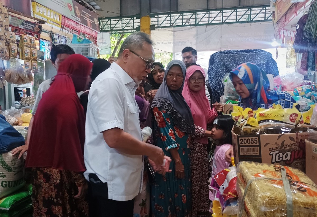 Menteri Perdagangan (Mendag) Republik Indonesia, Zulkifli Hasan saat di Pasar Baru Gresik (Foto: Sahlul Fahmi/jatimnow.com)