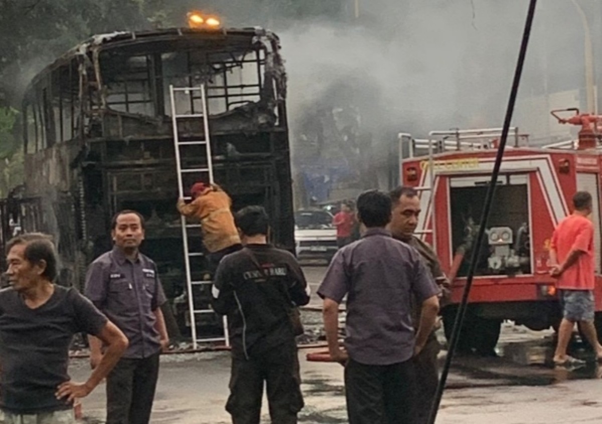 Kondisi Bis Karina ludes usai dilahap api. (Foto: Fathor Rahman/jatimnow.com)