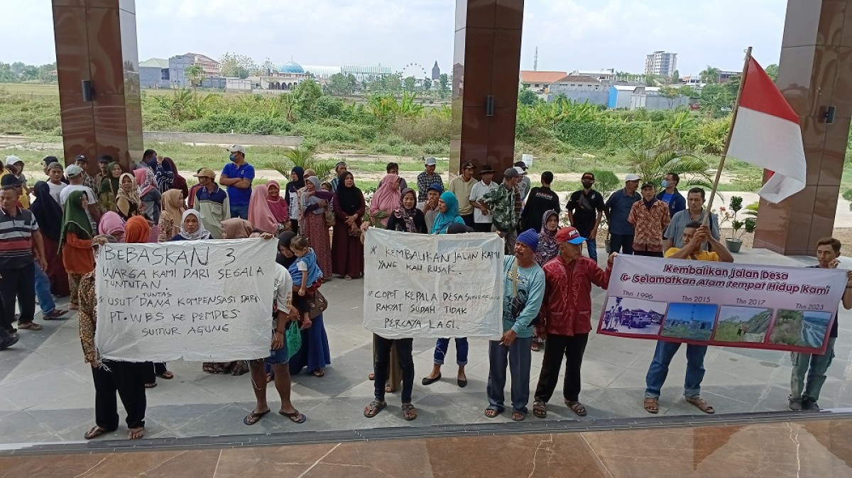 Warga Desa Sumuragung Kecamatan Baureno saat mendatangi Kantor DPRD Bojonegoro. (Foto: Misbahul Munir/jatimnow.com)