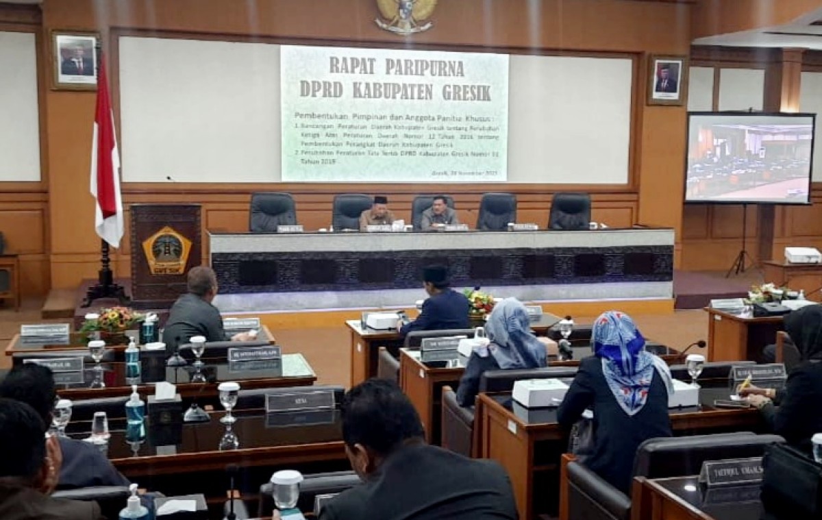 Rapat Paripurna DPRD Gresik dengan agenda pembentukan dua pansus untuk membahas ranperda Pembentukan Perangkat Daerah dan Ranperda Tata Tertib DPRD (Foto: Dok. Humas DPRD Gresik for jatimnow.com)