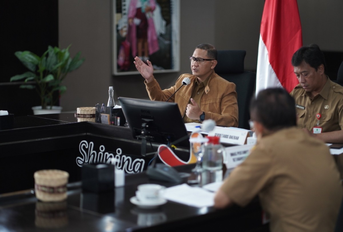 Pj Wali Kota Batu, Aries Agung Paewai saat menggelar rapat persiapan penyelenggaraan Batu Shinning Orchid Weeks 2023. (Foto: Prokopim Pemkot Batu)