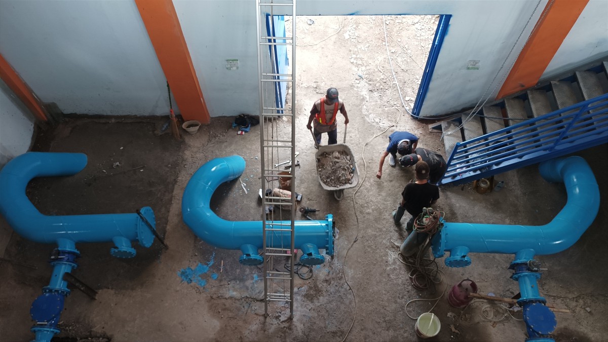 Suasana pekerja di Reservoir Bunder. Pengerjaan Reservoir Bunder ditarget selesai akhir tahun 2023. (Foto: Sahlul Fahmi/jatimnow.com)