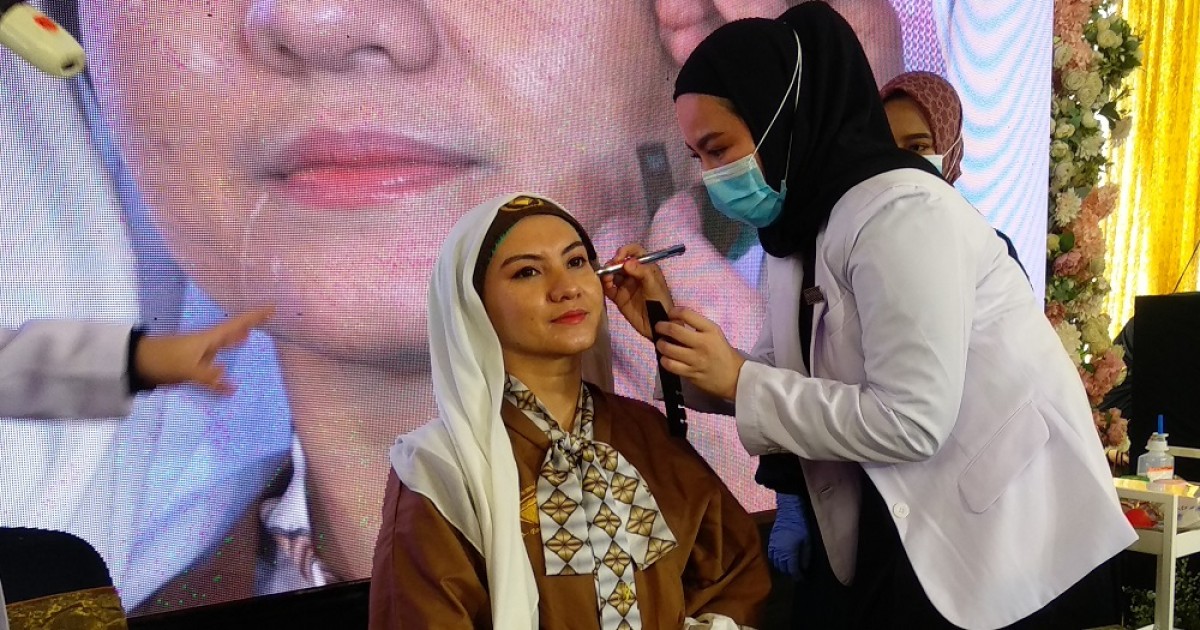 Grand opening dan demo perawatan skin booster Derm Diamond Beauty. (Foto: Haryo Agus /jatimnow.com)