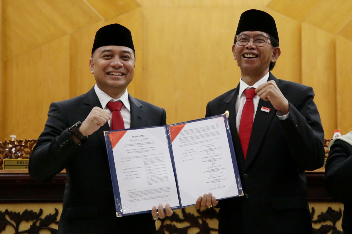 Ketua DPRD Kota Surabaya Adi Sutarwijono dan Wali Kota Surabaya Eri Cahyadi. (Foto: Humas DPRD Surabaya)