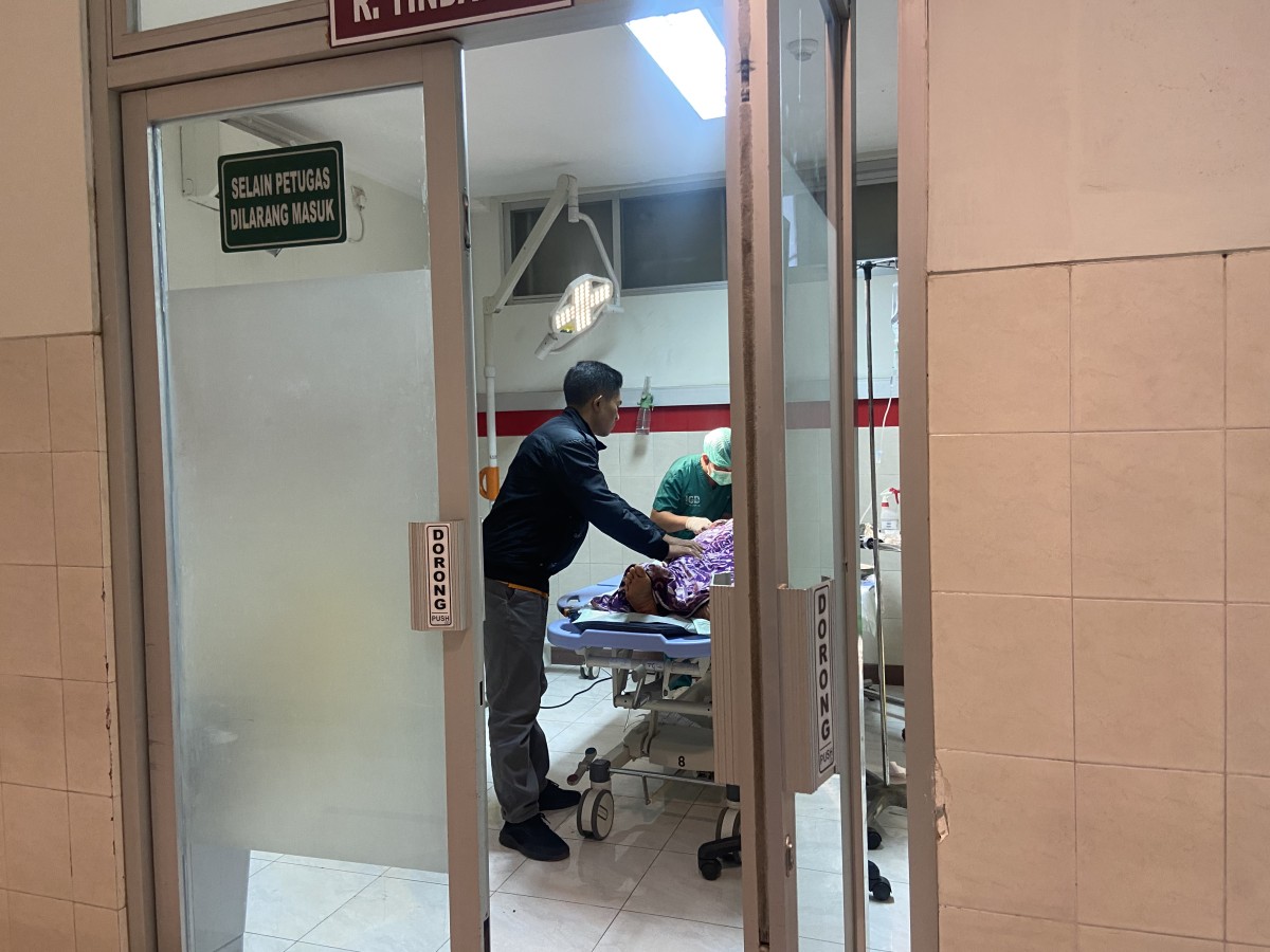 Korban saat di ruang tindakan IGD RSUD dr Harjono (Foto: Ahmad Fauzani/jatimnow.com)