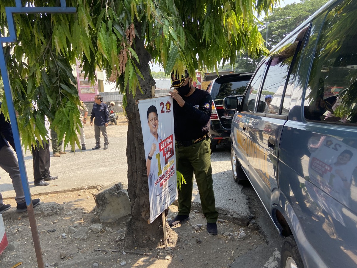 Petugas Gabungan di Ponorogo Memerangi Alat Peraga Kampanye dan Sosialisasi Liar (Ahmad Fauzani/jatimnow.com)