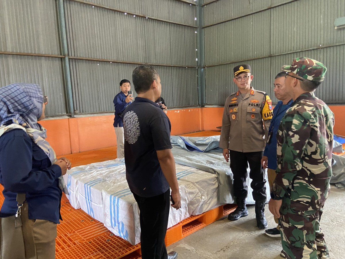 75 ribu kabel ties telah datang di gudang KPU Ponorogo (Foto: Ahmad Fauzani/jatimnow.com)