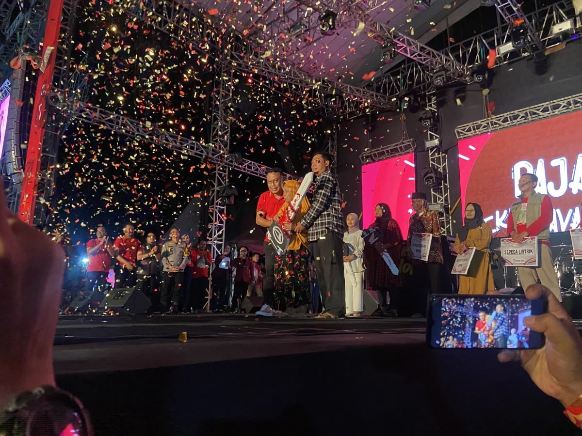 Senyum Nenek Bago, Dapat Mobil Dari Pemkab Ponorogo Karena Taat Pajak (Ahmad Fauzani/jatimnow.com)