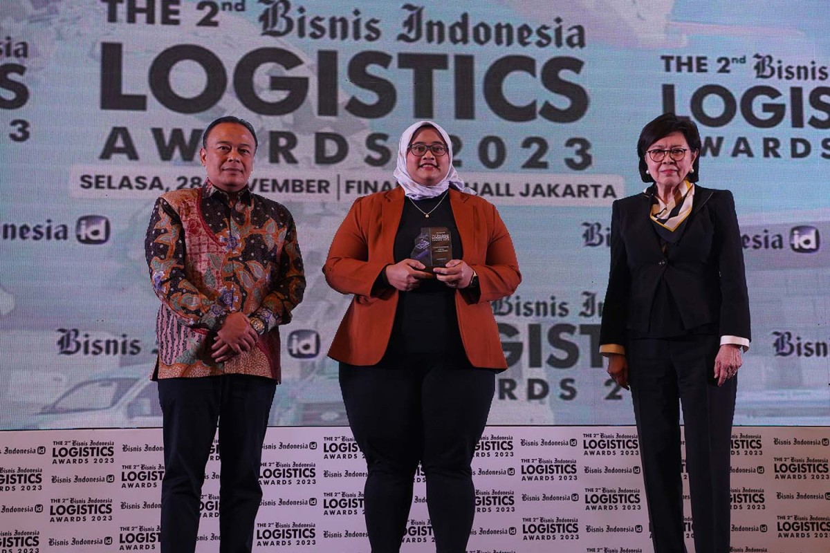 ACS Humas, Hubaga & CSR, Puti Febia saat mewakili menerima penghargaa di Financial Hall Jakarta. (Foto: Humas Petikemas)