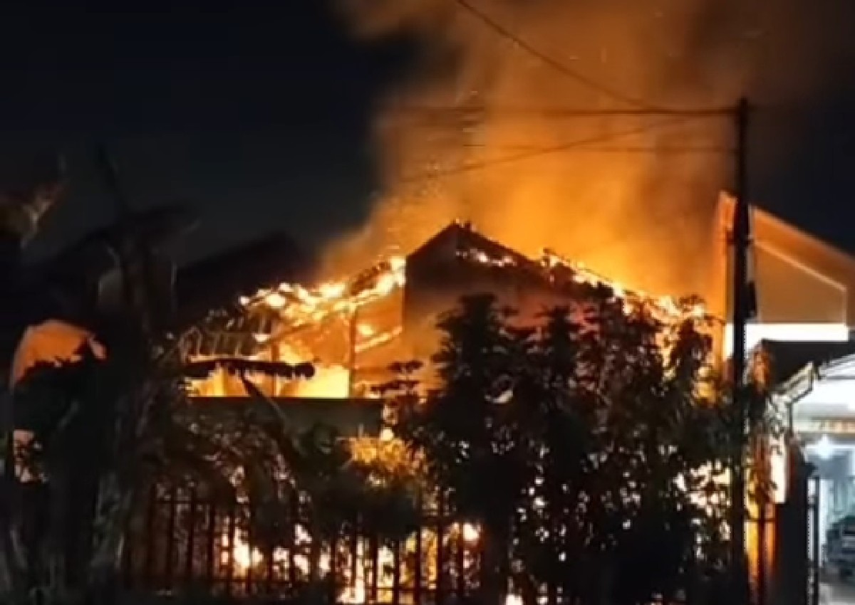 Rumah di Jalan Kertajaya Indah Timur Surabaya terbakar. (Foto: Command Center 112 Surabaya)