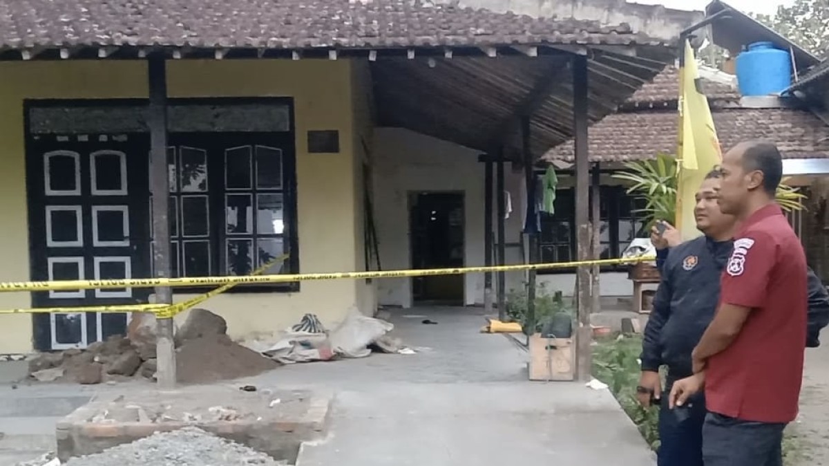 Rumah tempat penemuan kerangka manusia di Blitar. (Foto: Antok for jatimnow.com)