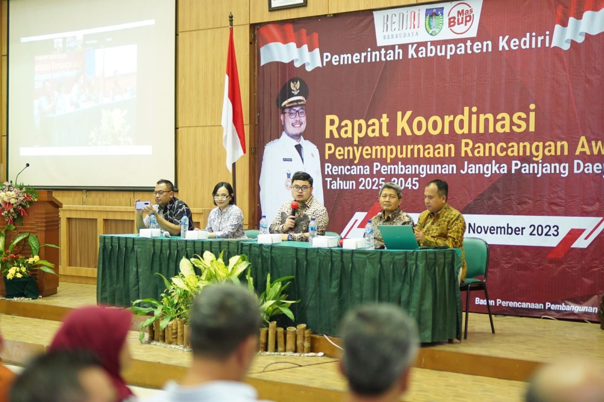 Mas Dhito pimpin penyusunan RPJPD Kabupaten Kediri 2025-2045. (Foto: Pemkab Kediri/jatimnow.com)