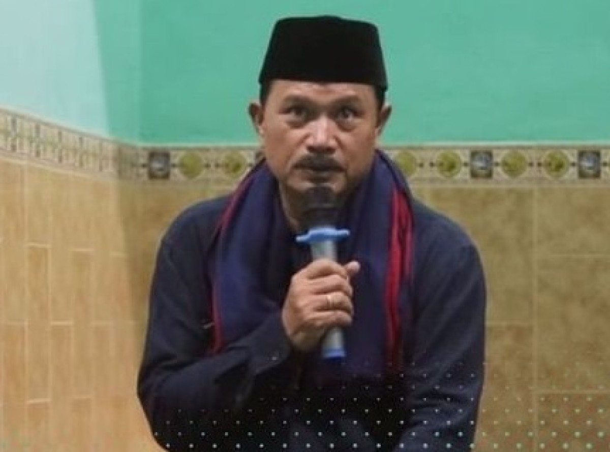 Salat Magrib di Masjid Al Iman, Wali Kota Madiun Beri Santunan dan Bantuan untuk Pavingisasi