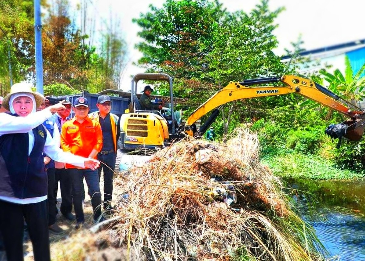 Gubernur Jatim Khofifah saat memimpin sungai avour Desa Punggul. (Foto: Humas Pemprov Jatim)