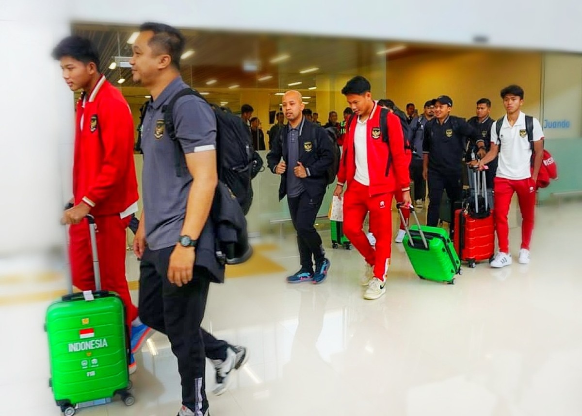 Timnas Indononesia saat tiba di Bandara Juanda. (Foto: Ahaddiini HM/jatimnow.com)