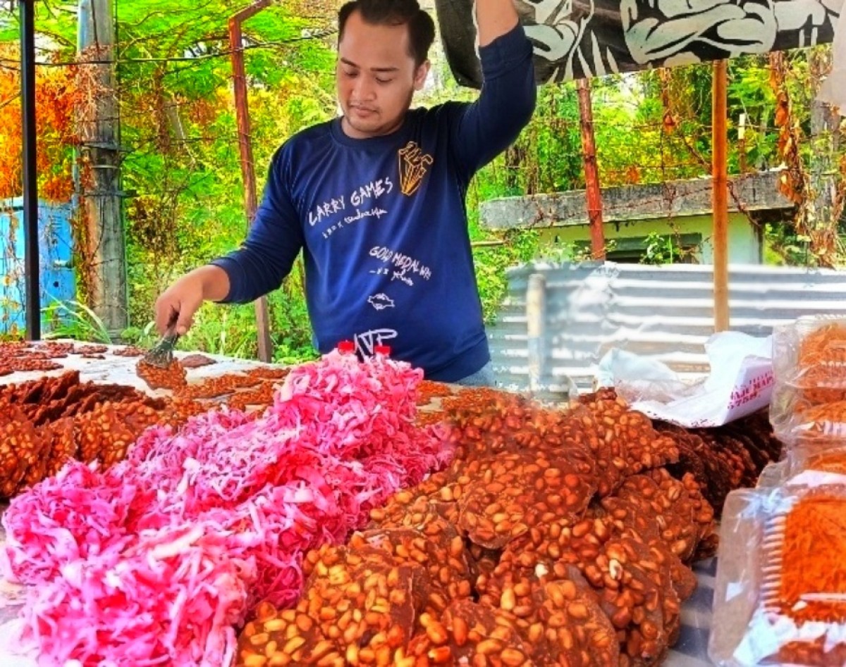 Ampyang Pak Ahmad yang bertahan dengan resep keluarga. (Foto: Ahaddiini HM/jatimnow.com)
