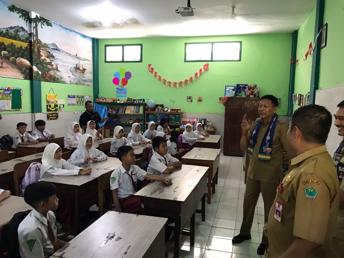 Pj Wali Kota Malang, Wahyu Hidayat saat meninjau SD Negeri 3 Bareng Kota Malang.  (Foto: Gerhana/jatimnow.com)