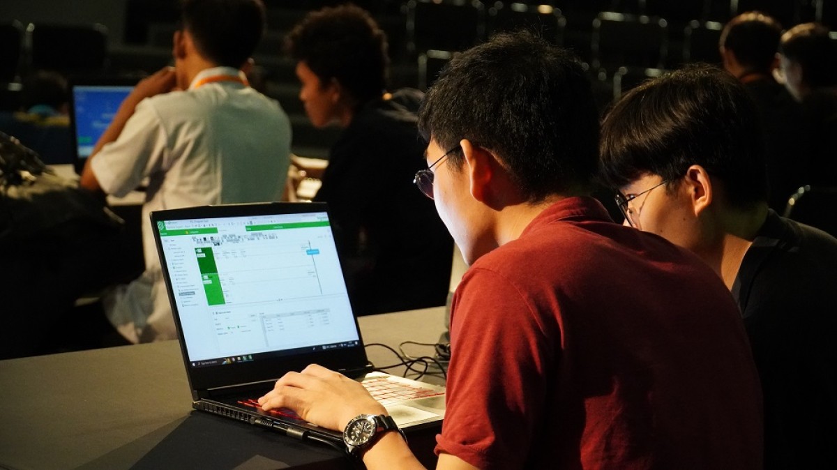 Salah satu tim saat mengerjakan materi kompetisi di Amphitheater Gedung Q kampus PCU. (Foto: Humas PCU for jatimnow.com)