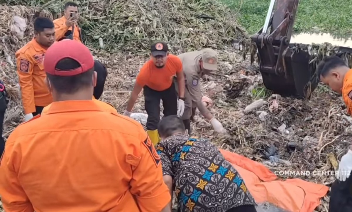Mayat Mengapung Ditemukan Saat Pengerukan Enceng Gondok di Sungai Surabaya