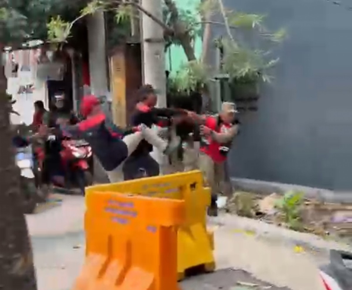 2 Satpol PP Surabaya Dikeroyok Peserta Demo Buruh