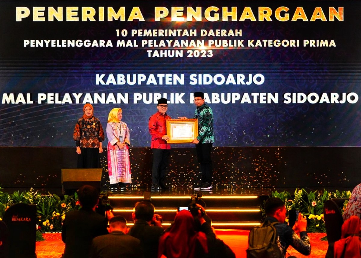 Bupati Sidoarjo menerima penghargaan MPP terbaik dari Kemenpan RB. (Foto: Humas Pemkab Sidoarjo for jatimnow.com)