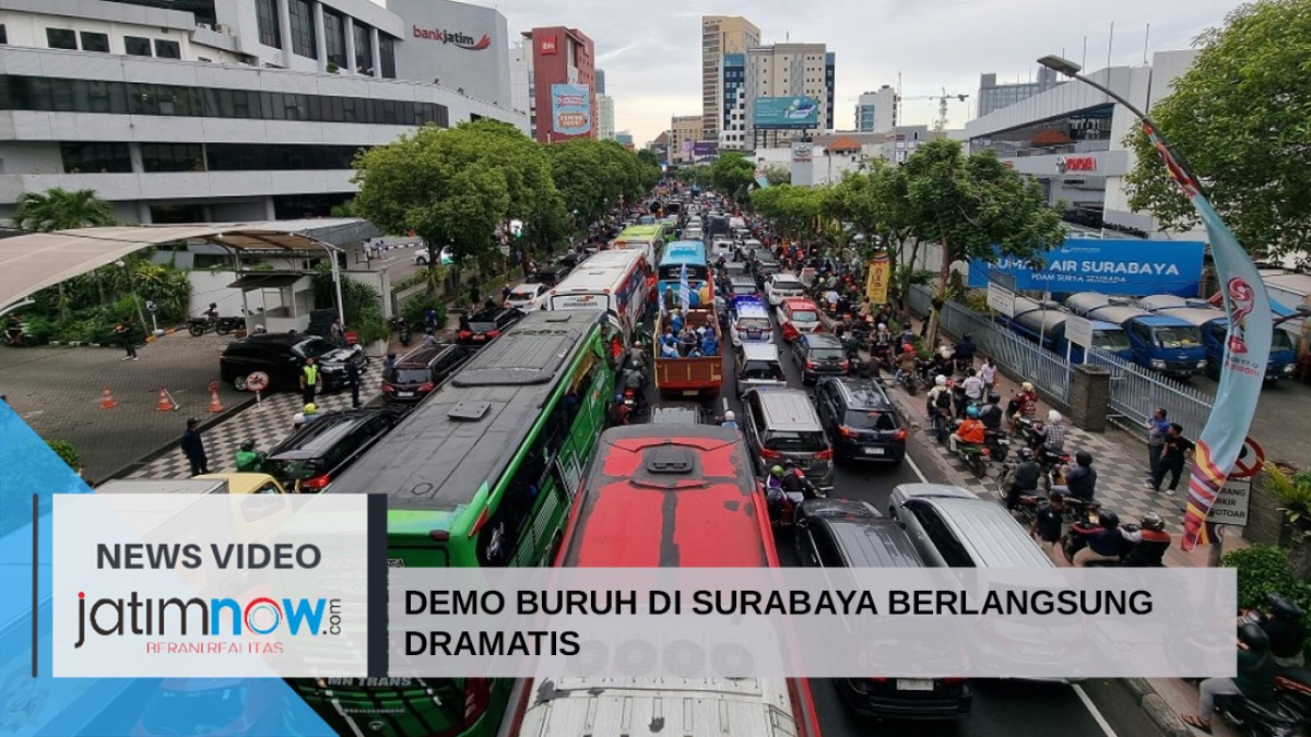 Video Demo Buruh di Surabaya Dramatis: Blokade Jalan, Tinggalkan Sampah, Tendang Petugas.