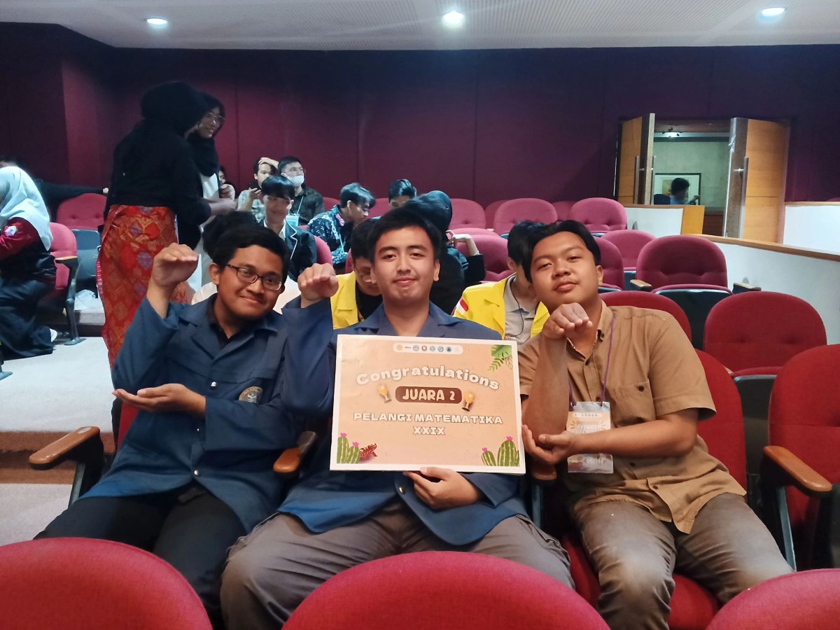Dari kiri ke kanan, Muhammad Iqbal Maulana, Sakha Nasta Putra Mahendra, dan Diki Fernandi, Mahasiswa FST UNAIR seusai meraih Juara II dalam ajang Olimpiade Sains Nasional (OSN) Pelangi Matematika XXIX di Universitas Negeri Jakarta. (Foto: Diki Fernandi/ja