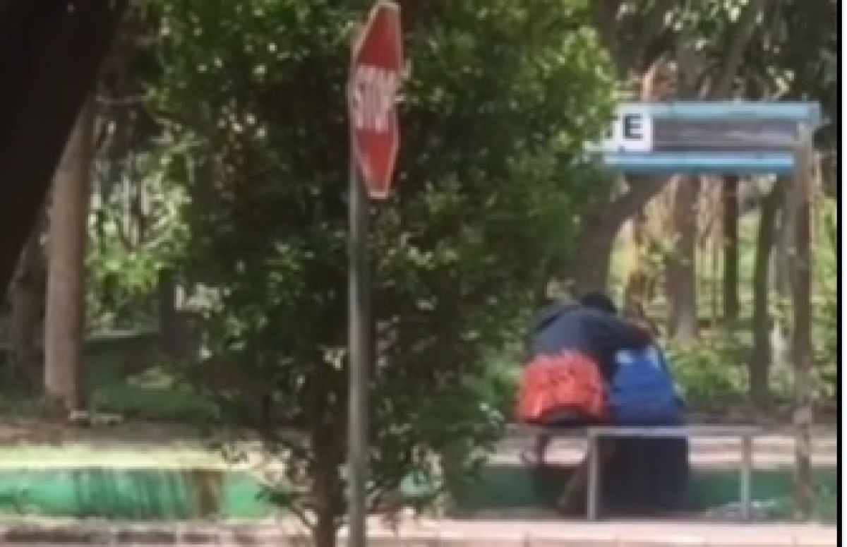 Aksi sejoli mesuk di taman. (Foto: tangkapan layar Instagram)