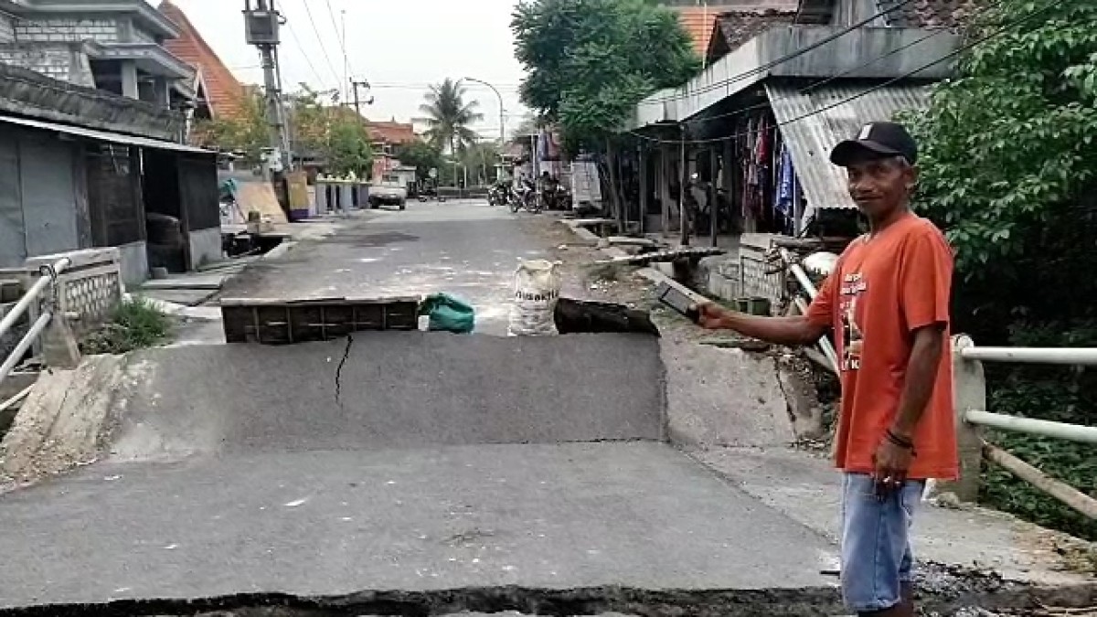 Salah satu warga sekitar Jembatan Tiwet saat menunjukan kondisi terkini jemabatan. (Foto : Adyad Ammy Iffansah/jatimnow.com)