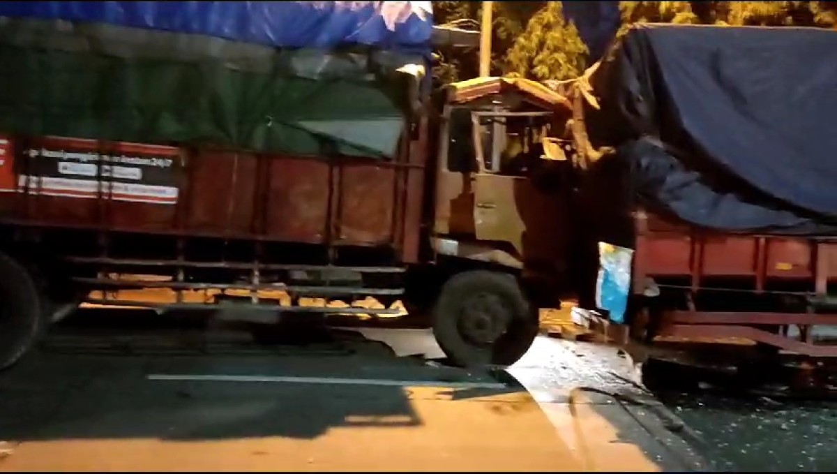 Truk Fuso Tabrak Bokong Tronton Mogok di Lamongan, Sopir Terjepit