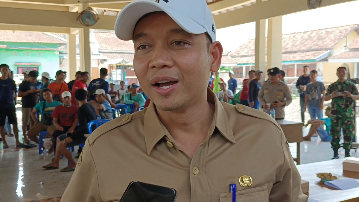 Kepala Desa Margoagung, Sasminto, saat memberikan keterangan pada awak media usai musyawarah dengan warga (Foto: Misbahul Munir/jatimnow.com)