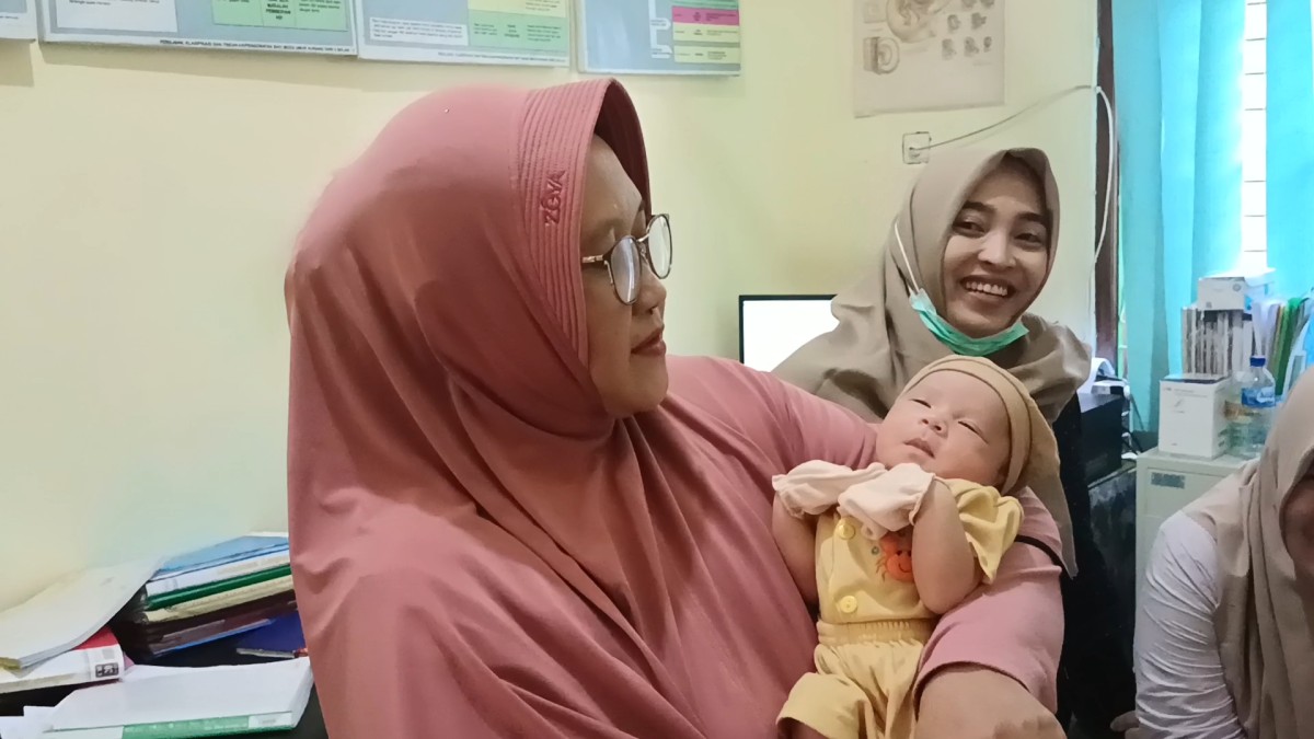 Tenaga medis Puskesmas Ponco Kecamatan Parengan, Tuban usai melakukan pemeriksaan bayi (Misbahul Munir/jatimnow.com)