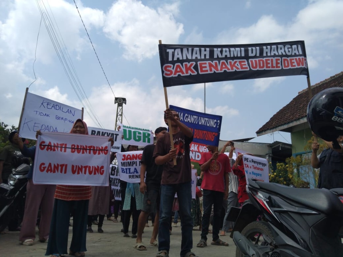 Spanduk penolakan warga, warga saat melakukan hearing dengan DPRD Tulungagung. (Foto: Bramanta Pamungkas/jatimnow.com)