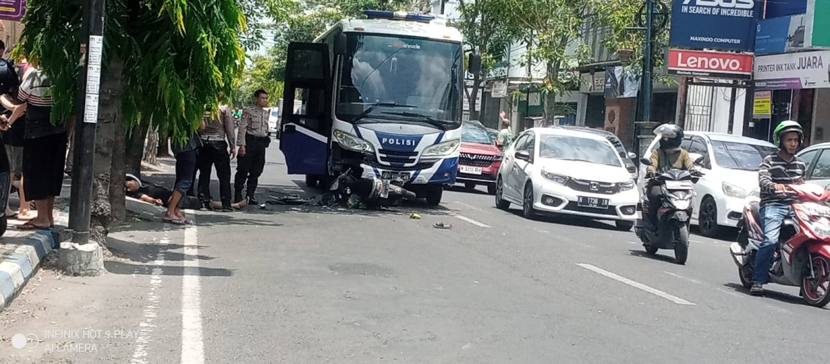Bus milik Satlantas Polres Tulungagung menabrak motor. (Foto: Bramanta Pamungkas/jatimnow.com)