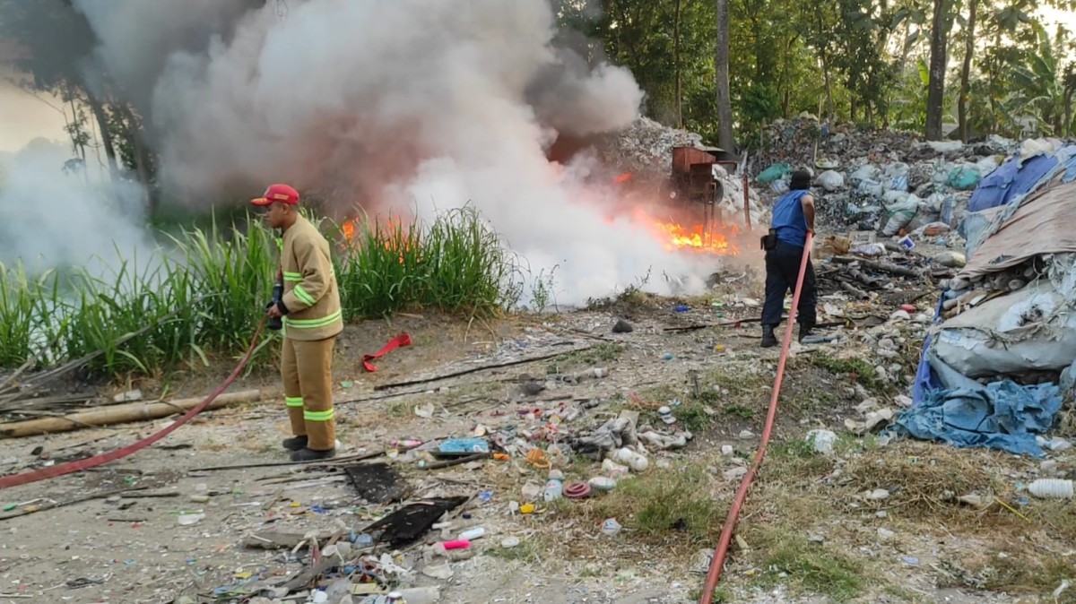 Proses pemadaman api oleh tim Damkar Kabupaten Kediri. (Foto : Jatmiko for jatimnow.com)