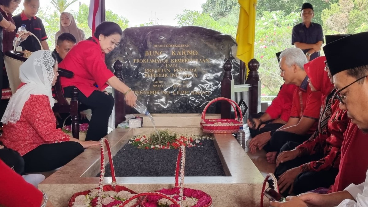 Ketua Umum Megawati saat berziarah ke makam bung karno. (Dok Tim Media PDIP Jawa Timur for jatimnow.com)