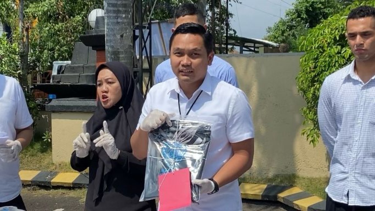 Kasatreskrim Polres Kediri Kota Iptu Nova Indra menunjukkan pisau yang dibawa oknum Bonek Mania. (Foto : Yanuar Dedy/jatimnow.com)