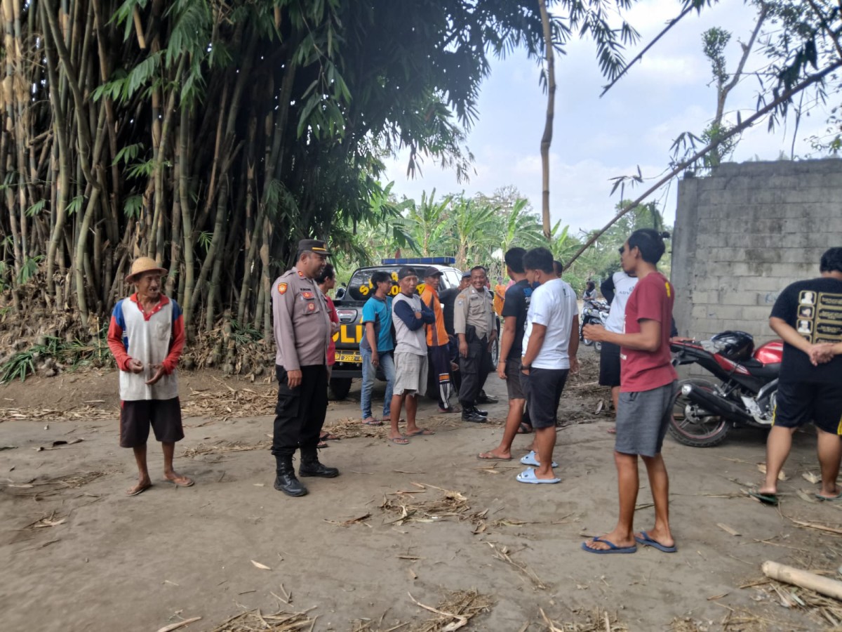 Polisi saat berada di lokasi kejadian. (Foto: Polres Blitar)