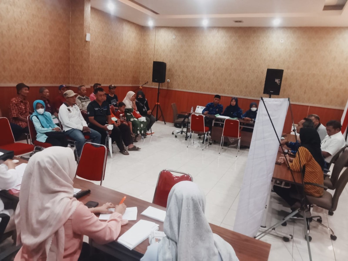 Warga saat menerima pembayaran ganti rugi lahan terdampak tol. (Foto: Bramanta Pamungkas/jatimnow.com)