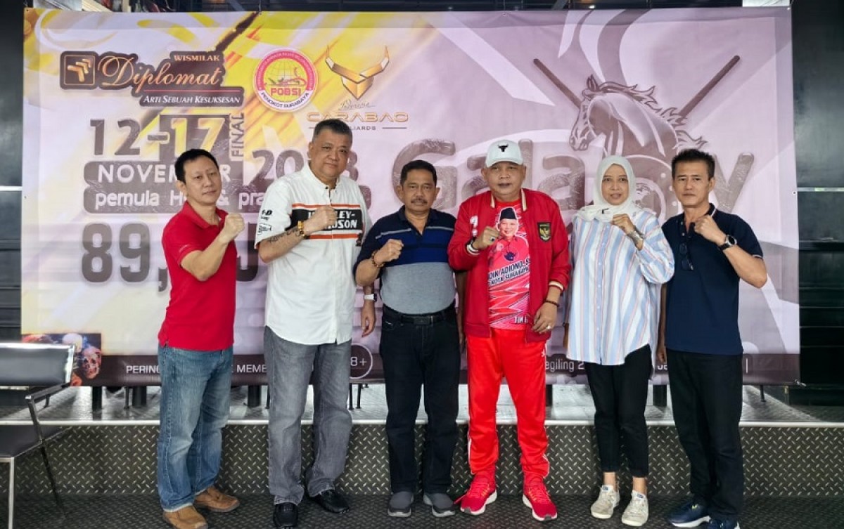 Owner Galaxy Pool & Karaoke Wahjoedi HS Basuki (dua dari kiri), Ketua KONI Surabaya Hoslih Abdullah, Ketua POBSI Tri Didik Adiono, beserta dewan juri. (Foto: Miko for jatimnow.com)