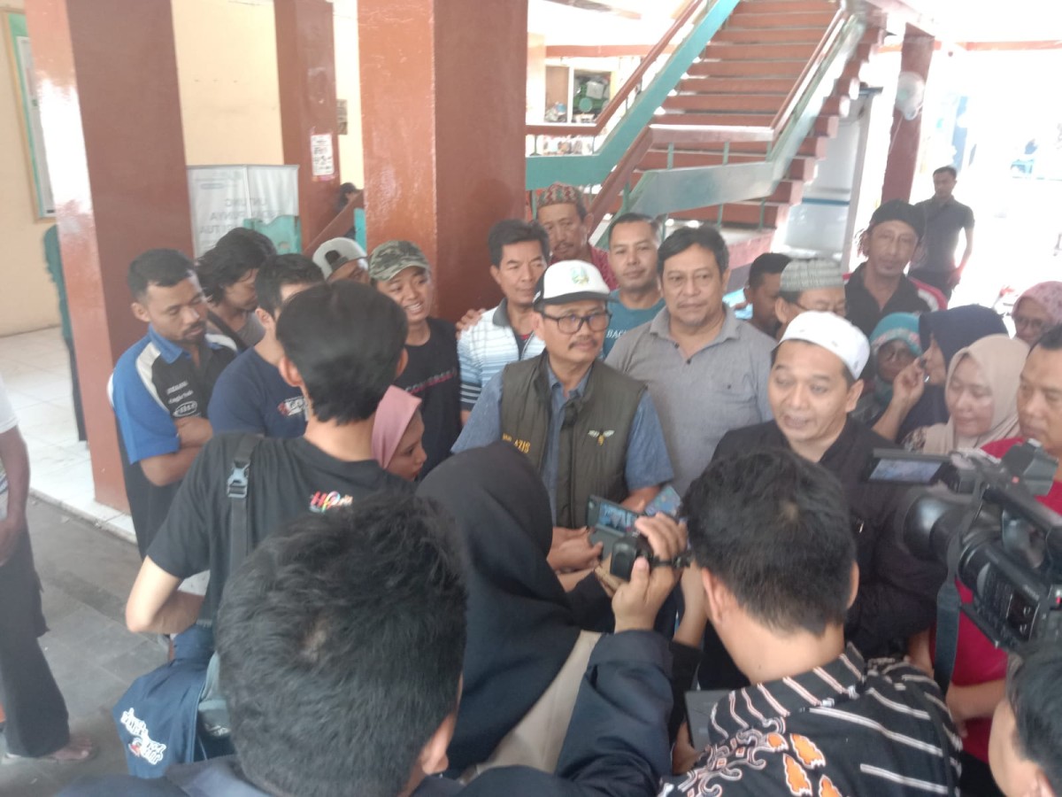 Anggota Komisi D DPRD Jatim Nur Aziz saat mendengar aspirasi dan tuntutan para pedagang Pasar Baru Tuban. (Foto-foto: Misbahul Munir/jatimnow.com)