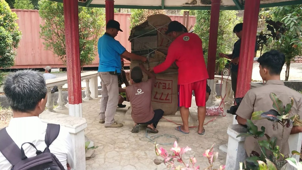 Proses pemindahan prasasti lawadan. (Foto: Bramanta Pamungkas/jatimnow.com)